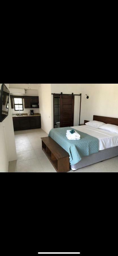 Aparthotel Bay Towers à Caye Caulker Extérieur photo